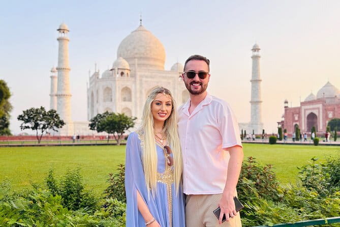 Same Day luxury Taj Mahal and Agra Fort Tour from Delhi by Car - Seeing the Taj Mahal with a local guide