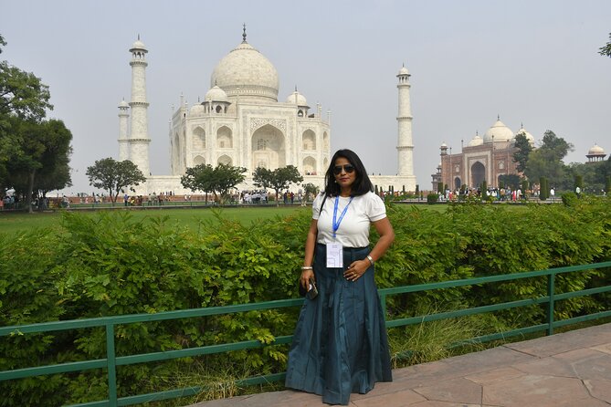 Same Day Taj Mahal and Agra Fort tour from New Delhi - Lunch and local handicrafts