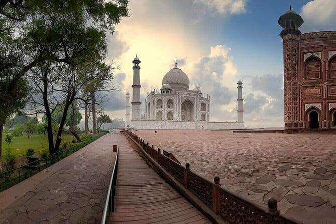 Sunrise Taj Mahal And Agra Private Tour From Delhi - What the private vehicle means for your day