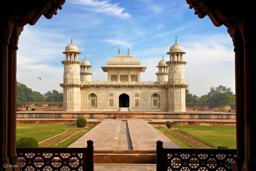 Taj Mahal, Agra Fort Day Tour with Transfers - The long road from Delhi to Agra