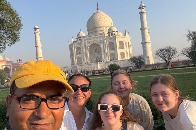 Taj Mahal & Agra Private Trip by Car from Delhi with 5 Star Meal - A five-star buffet stop at the DoubleTree