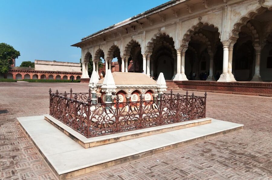 Taj Mahal, Fort, Baby Taj & Mehtab Bagh Private City Tour - Lunch and the useful pause in the middle
