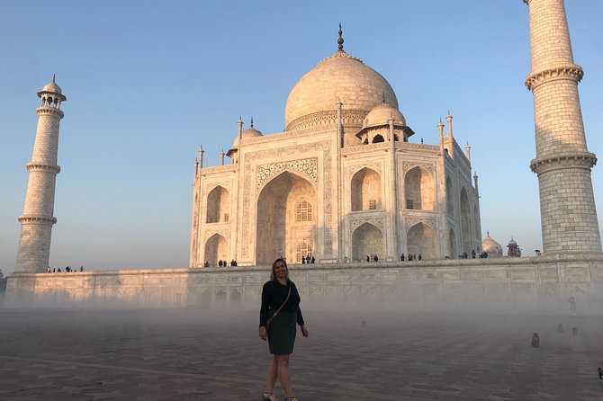 Taj Mahal skip the line luxury tour with guide - A private car makes the Delhi to Agra run easier