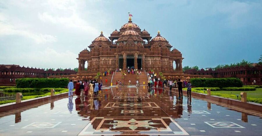 Tour To Swaminarayan Akshardham Guide & Delhi Transfers - Entering Swaminarayan Akshardham